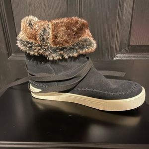 Toms, too flat for me but adorable. Worn once or twice.